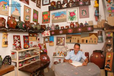 Marcial Romo       Marcial Romo tiene en su casa una gran exposición de manualidades realizadas por el durante los últimos años.