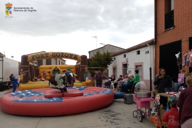 Hinchables.            Ambiente de fiesta en Palencia de Negrilla